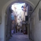 Una din străzile înguste din orașul vechi