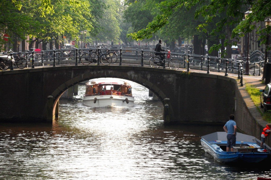 Cu barca in Amsterdam