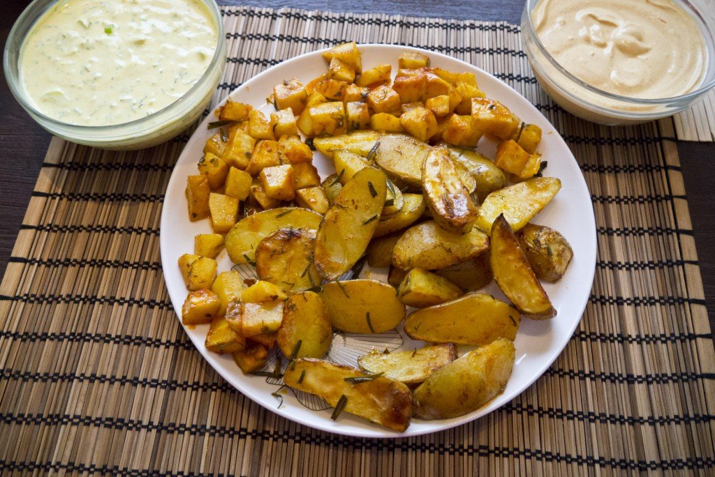Cartofi, țelină și sosuri de iaurt