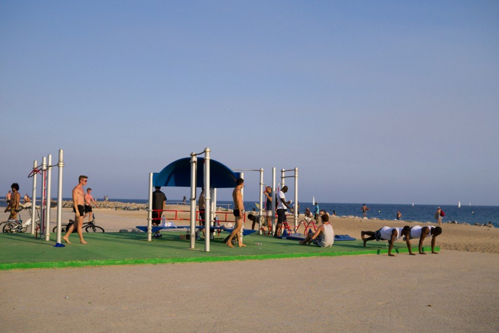 Băieți făcând sport pe plajă