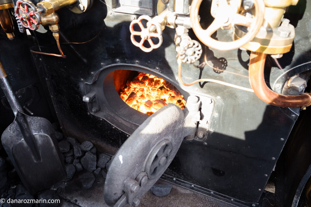 Carbuni arzand in trenul cu aburi