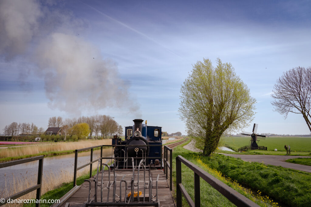 Peisaj olandez cu moara si tren istoric